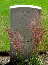Klagenfurt War Cemetery - MacKenzie, Hugh